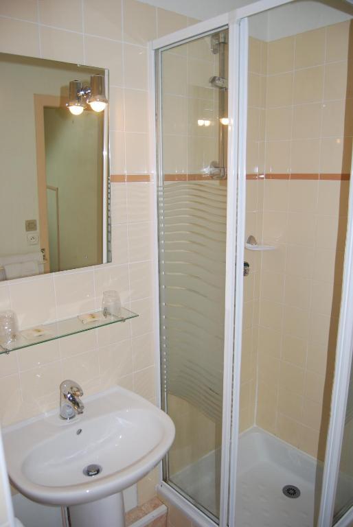 Le Bretagne - Hotel Douarnenez Habitación foto